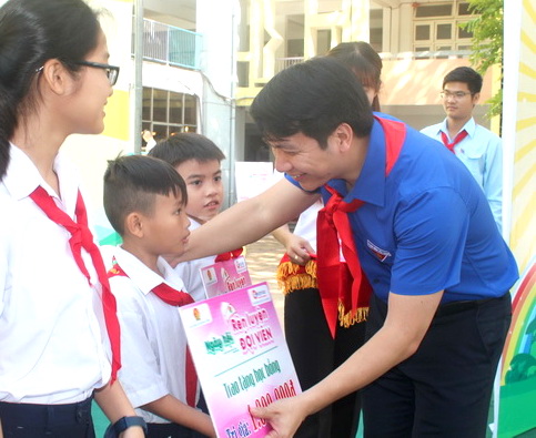 Đồng chí Nguyễn Ngọc Lương - Bí thư Trung ương Đoàn trao học bổng cho các đội viên có hoàn cảnh khó khăn trên địa bàn thành phố Biên Hòa